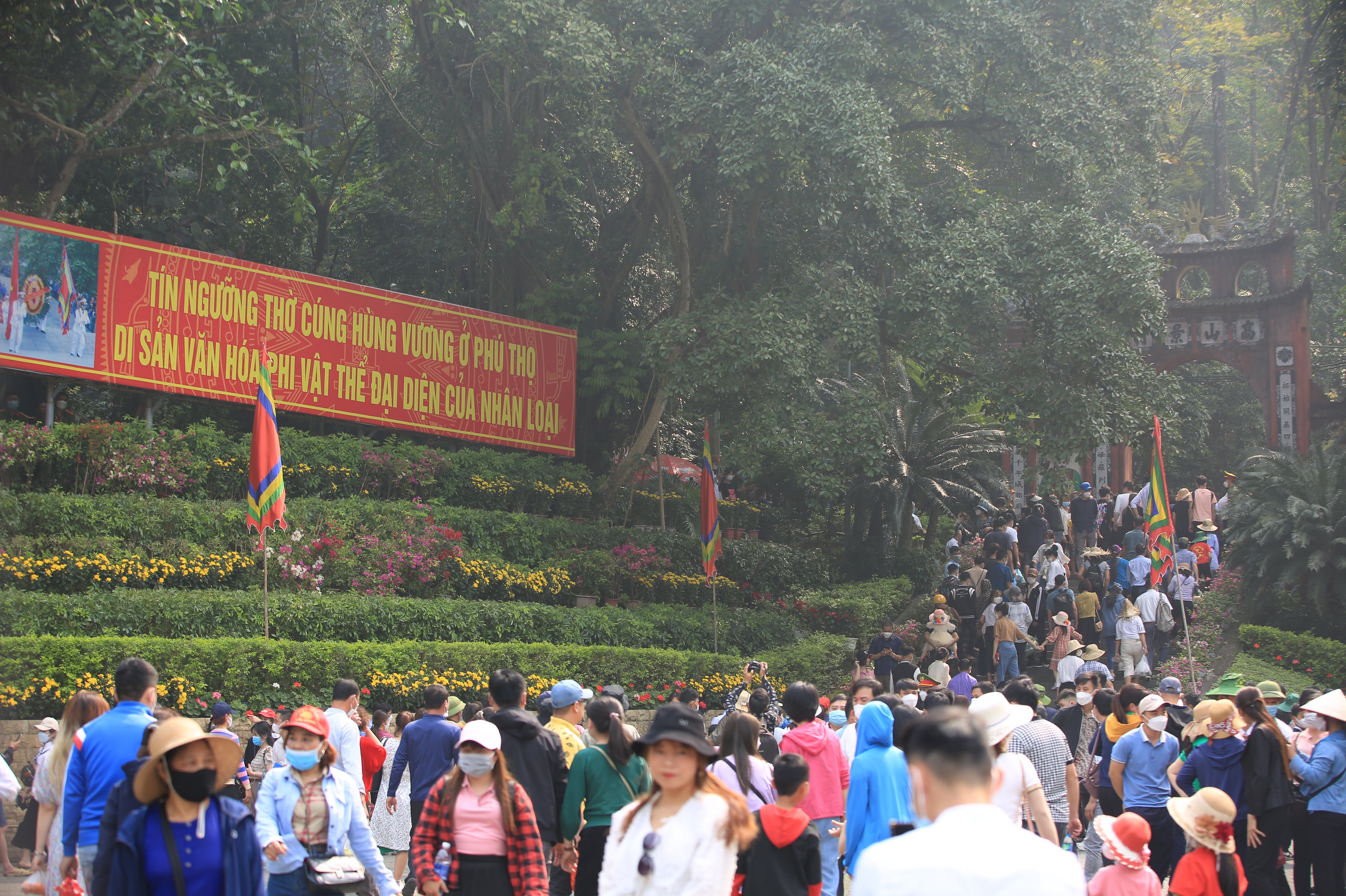 Du khách nườm nượp đổ về Đền Hùng trước ngày chính lễ 10-3